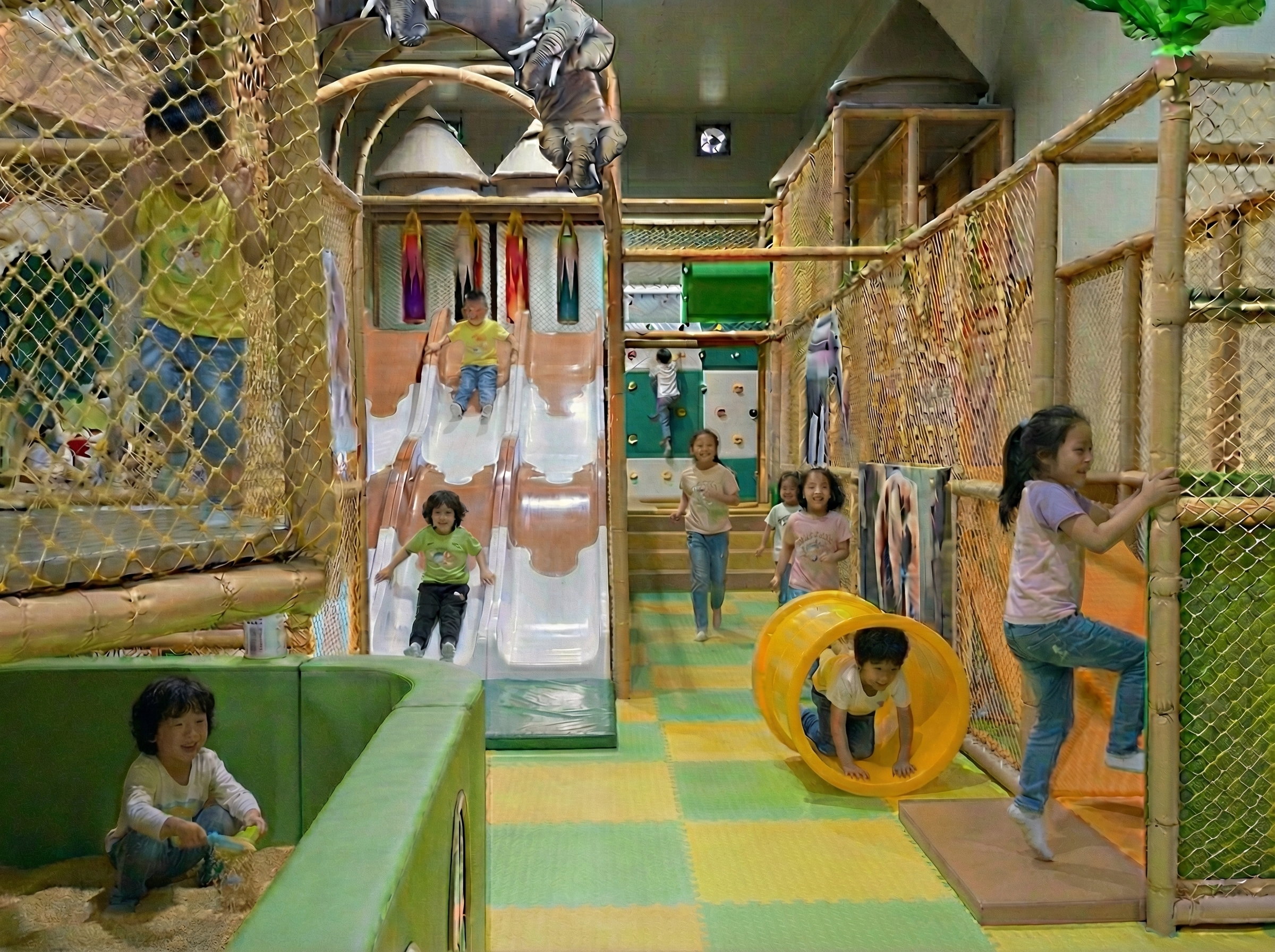 실내 트램폴린에서 점프하는 아이